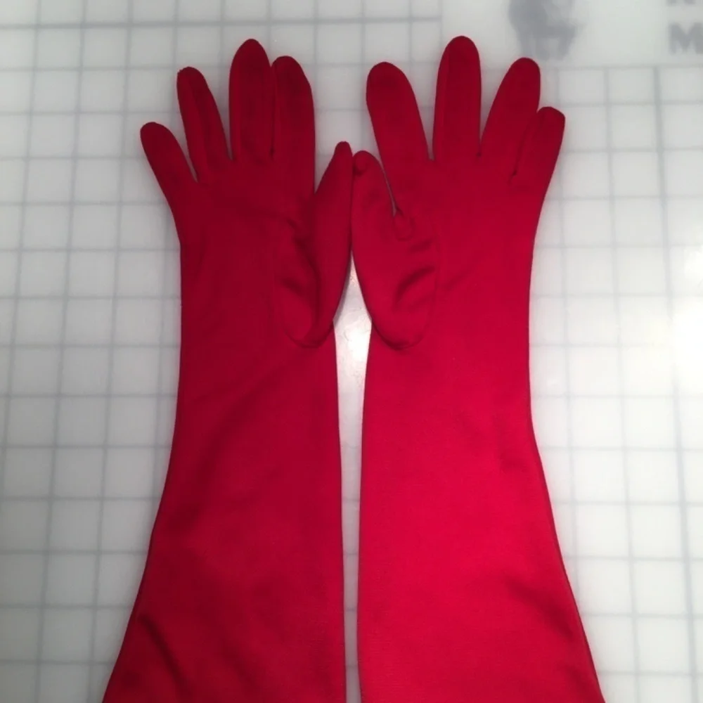 Unbranded cloth fabric gloves, women’s size medium, RED, pre-owned, EUC